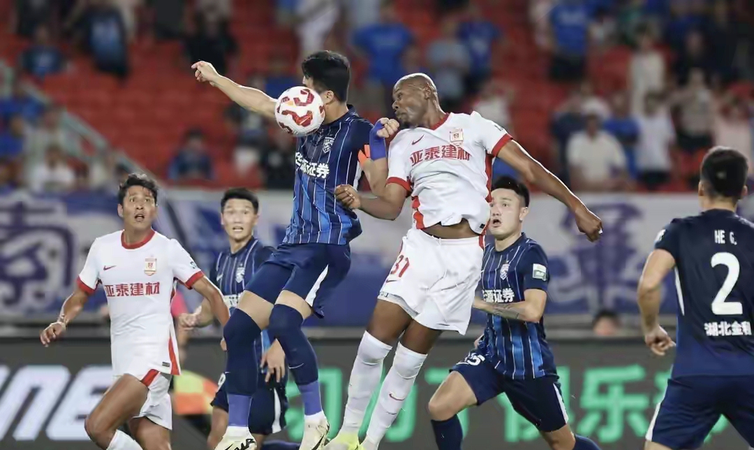 里程碑夜！武汉三镇遗憾出局；英超清晨刷纪录；引发热议；控场能力受关注的简单介绍