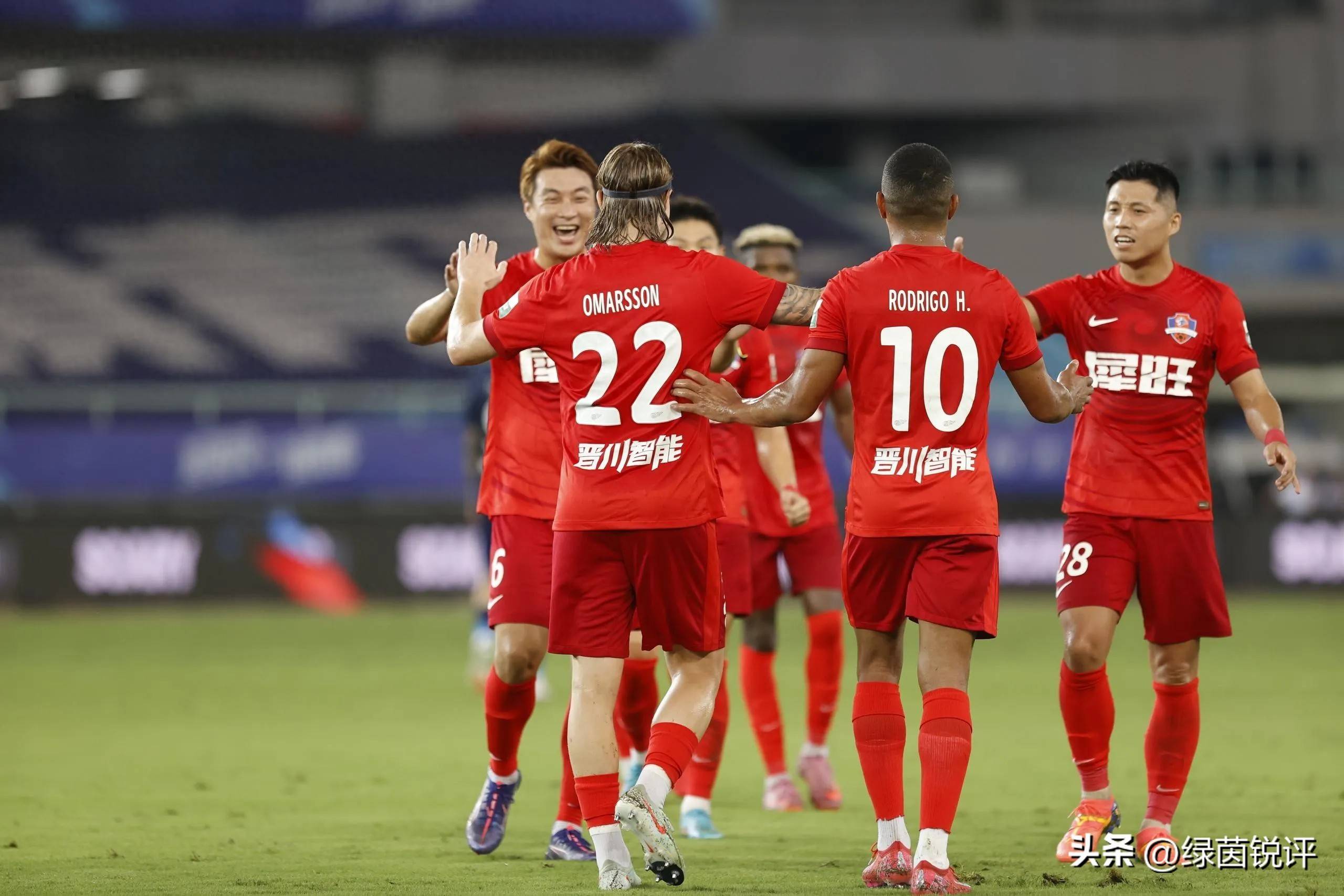 里程碑夜！武汉三镇遗憾出局；英超清晨刷纪录；引发热议；控场能力受关注的简单介绍